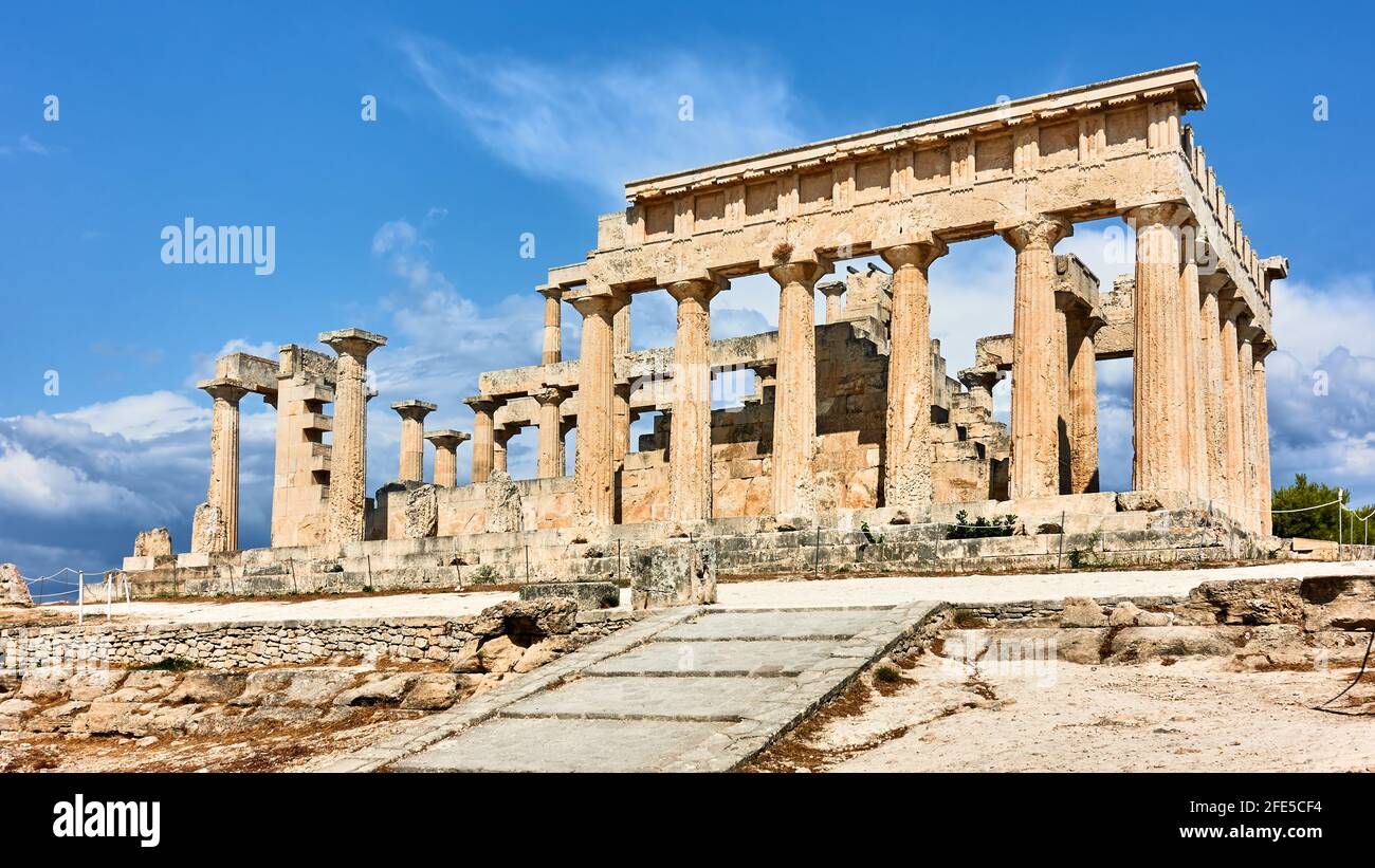 Tempio di Aphaea nell'isola di Aegina in Grecia. Architettura greca antica, cerca 500 a.C. Foto Stock