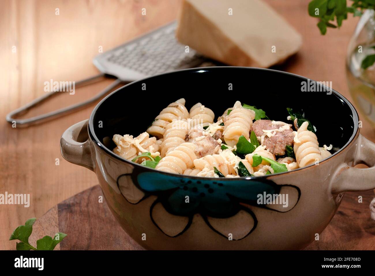 Fusilli con spinaci, erbe, pesce e formaggio. Foto Stock