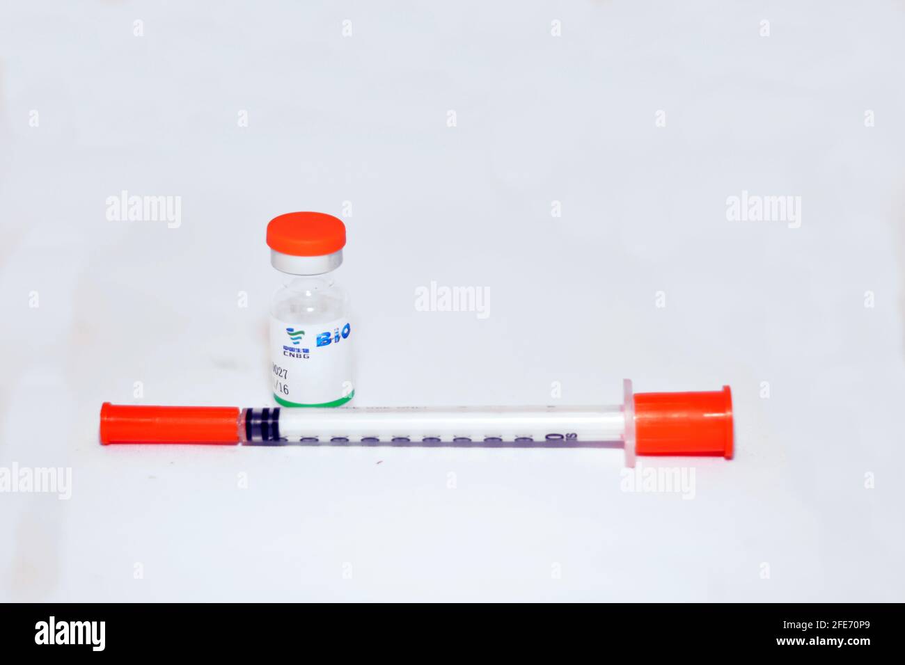 Vaccino Sinopharm COVID-19 in flacone, vaccino Sars-Cov-2 in vero cellula inattivata, Sinopharm è una società statale cinese Foto Stock