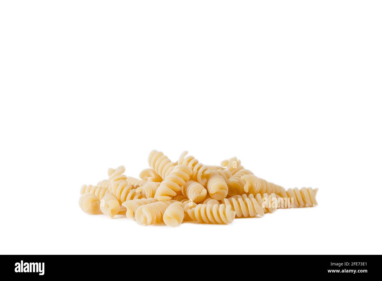 Tipo di pasta italiana: Fusilli. Fusilli su sfondo bianco. Foto Stock