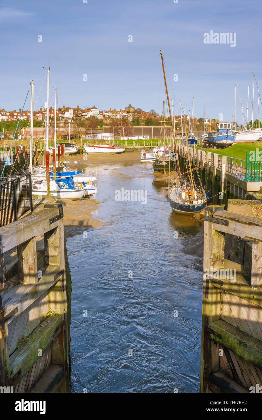 Guardando attraverso le porte della serratura al porto di Rye sull'estuario del fiume Rother, con il villaggio di Rye sullo sfondo. Foto Stock