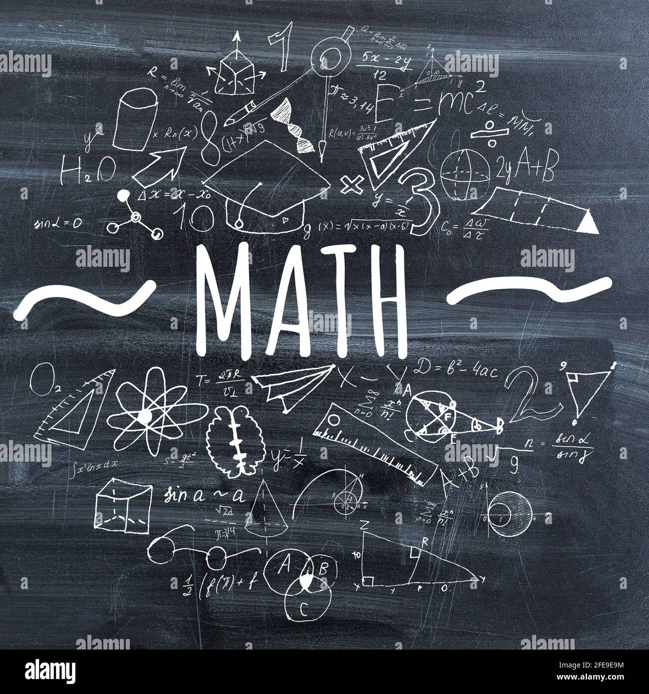 Lavagna inscritta con formule scientifiche e calcoli in fisica, matematica e circuiti elettrici. Scienza e istruzione di base. Foto Stock