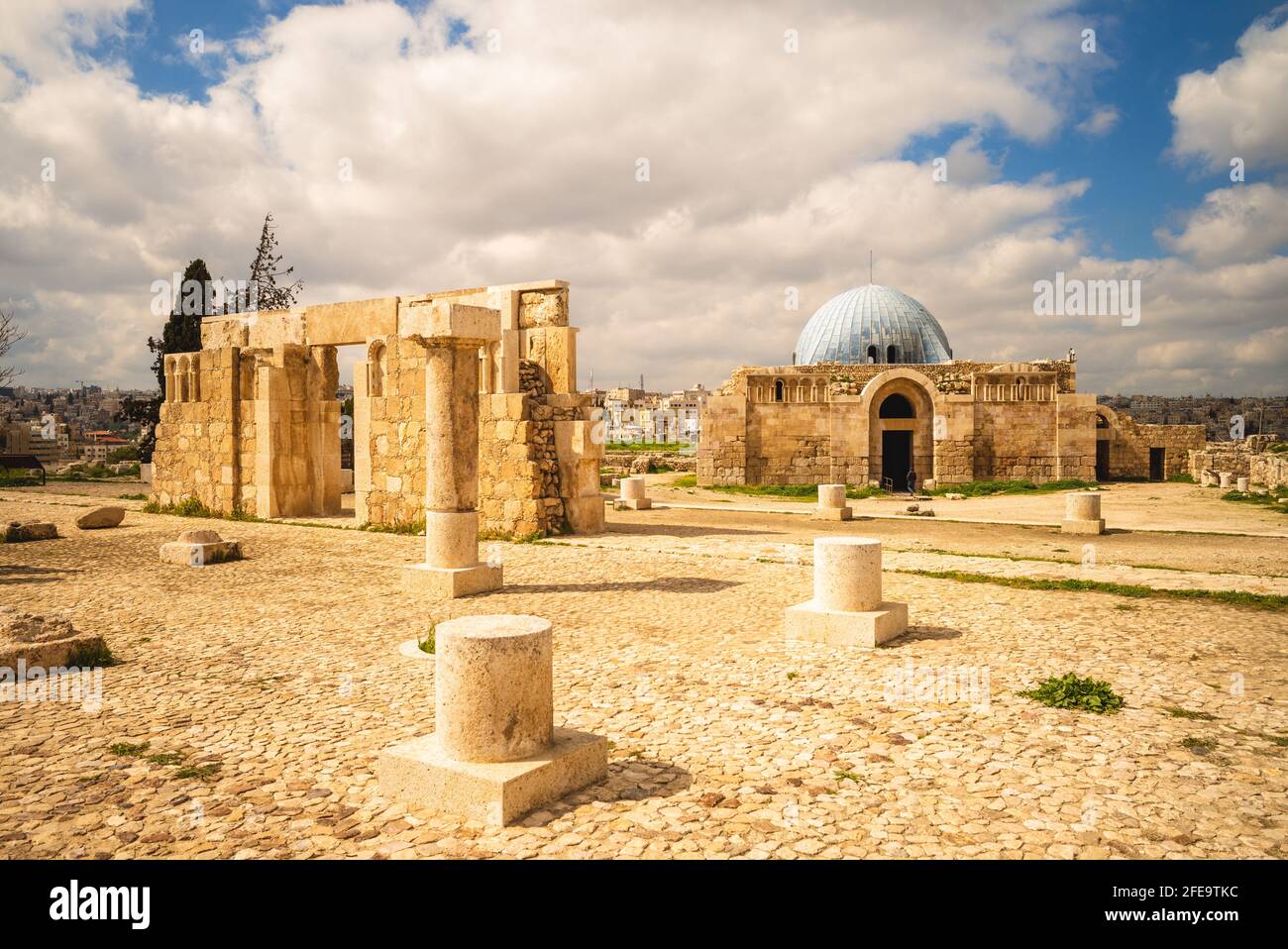 Porta monumentale del Palazzo Umayyyad sulla collina della Cittadella ad Amman, Giordania Foto Stock