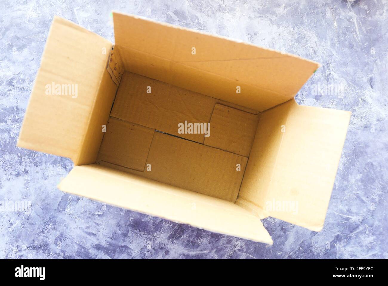 Scatola di cartone vuota dalle scarpe sul pavimento della casa, vista  dall'alto Foto stock - Alamy