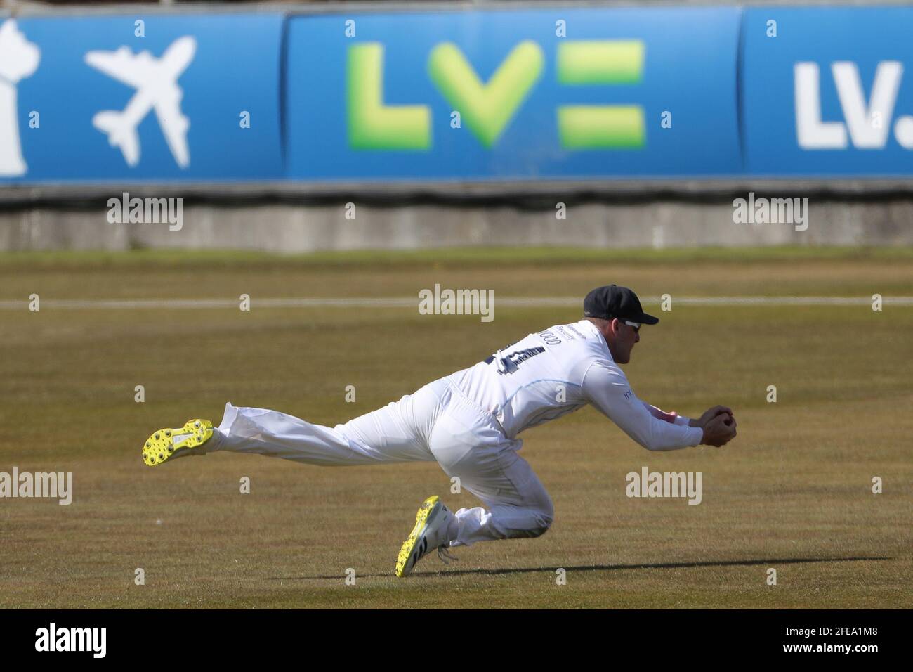 CHESTER LE STREET, REGNO UNITO. 23 APRILE Tom Wood del Derbyshire cattura ben Raine di Durham durante la partita LV= Insurance County Championship tra il Durham County Cricket Club e il Derbyshire County Cricket Club a Emirates Riverside, Chester le Street venerdì 23 aprile 2021. (Credit: Mark Fletcher | MI News) Foto Stock