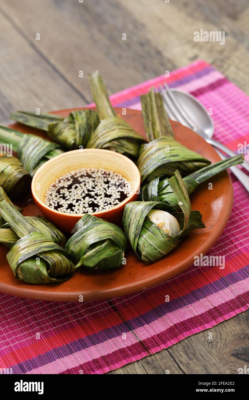 gai hor bai toey, pollo tailandese con foglie di panda Foto Stock