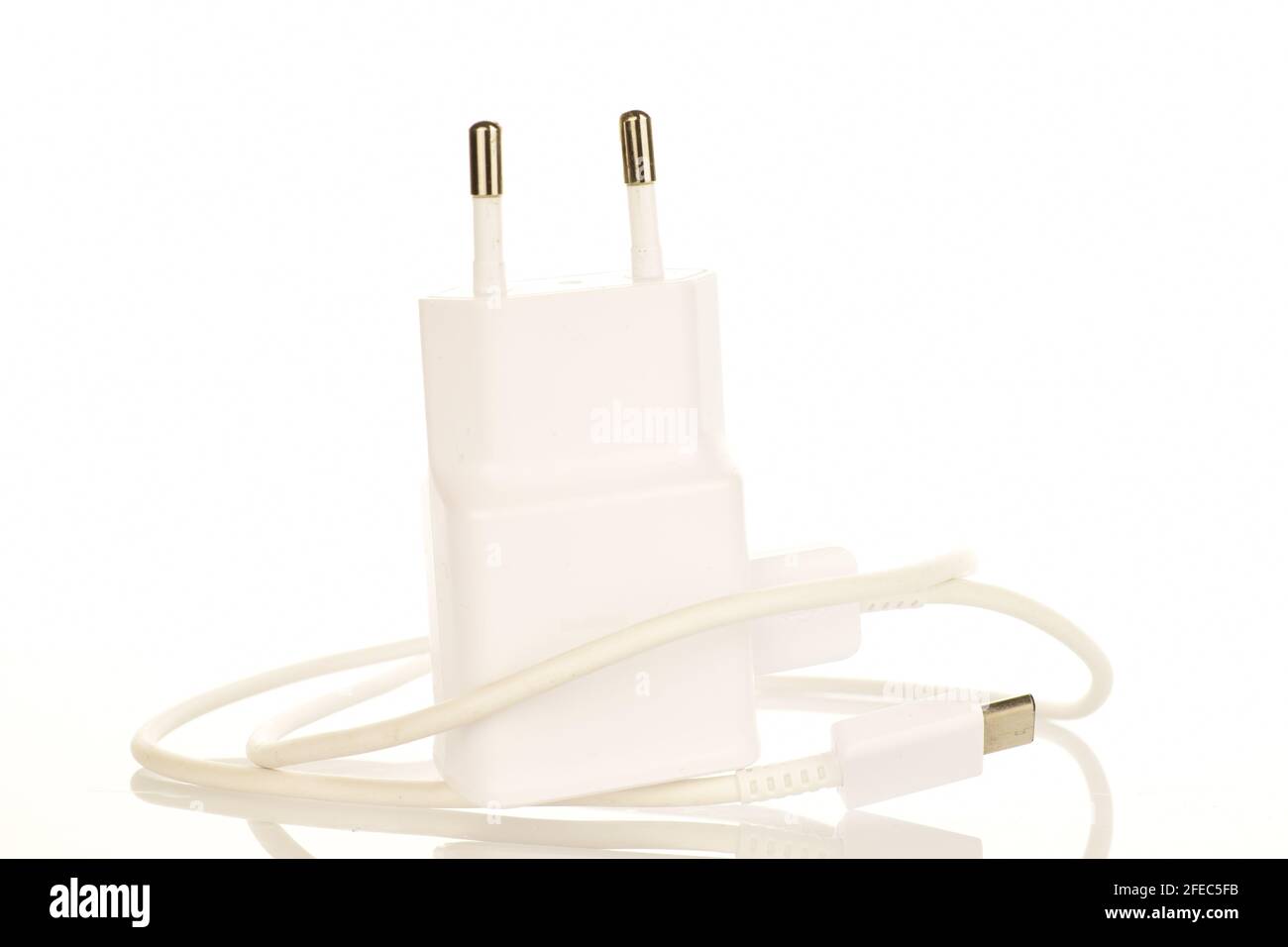 Un caricabatteria bianco, primo piano, isolato su bianco. Foto Stock