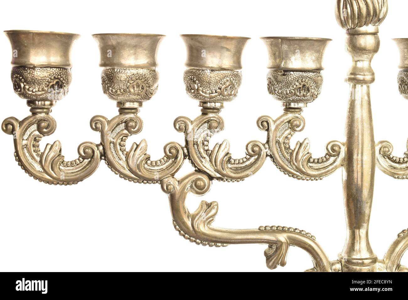 Un candelabro di metallo, Hanukkah, primo piano, per la vacanza di Hanukkah, isolato su bianco. Foto Stock
