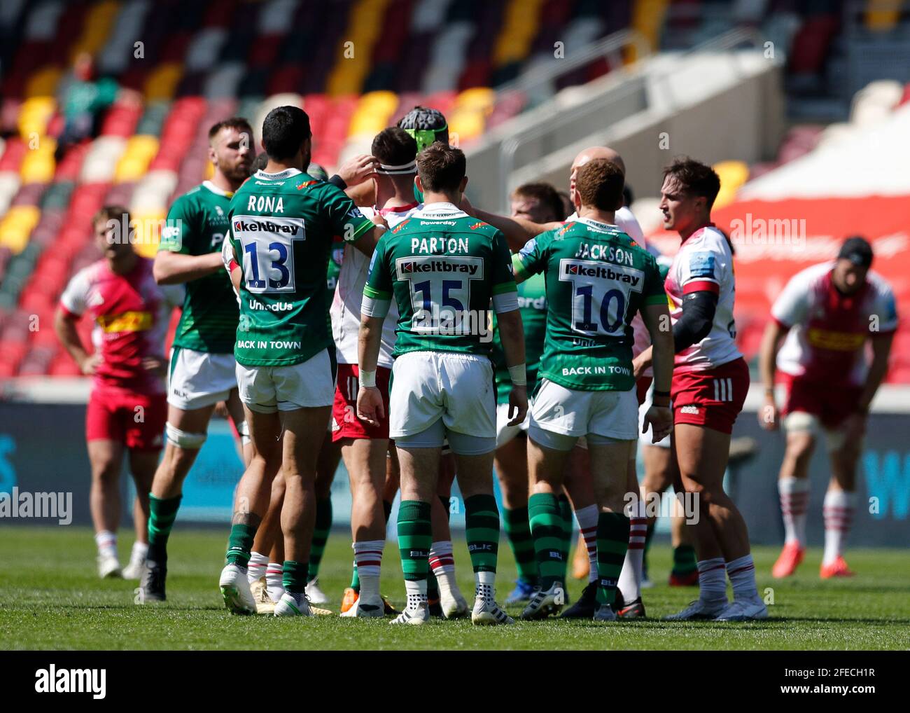 Brentford Community Stadium, Londra, Regno Unito. 24 Apr 2021. Gallagher Premiership Rugby, London Irish contro Harlequins; Rob Simmons di Londra Irish argomenta con Scott Baldwin di Harlequins Credit: Action Plus Sports/Alamy Live News Foto Stock