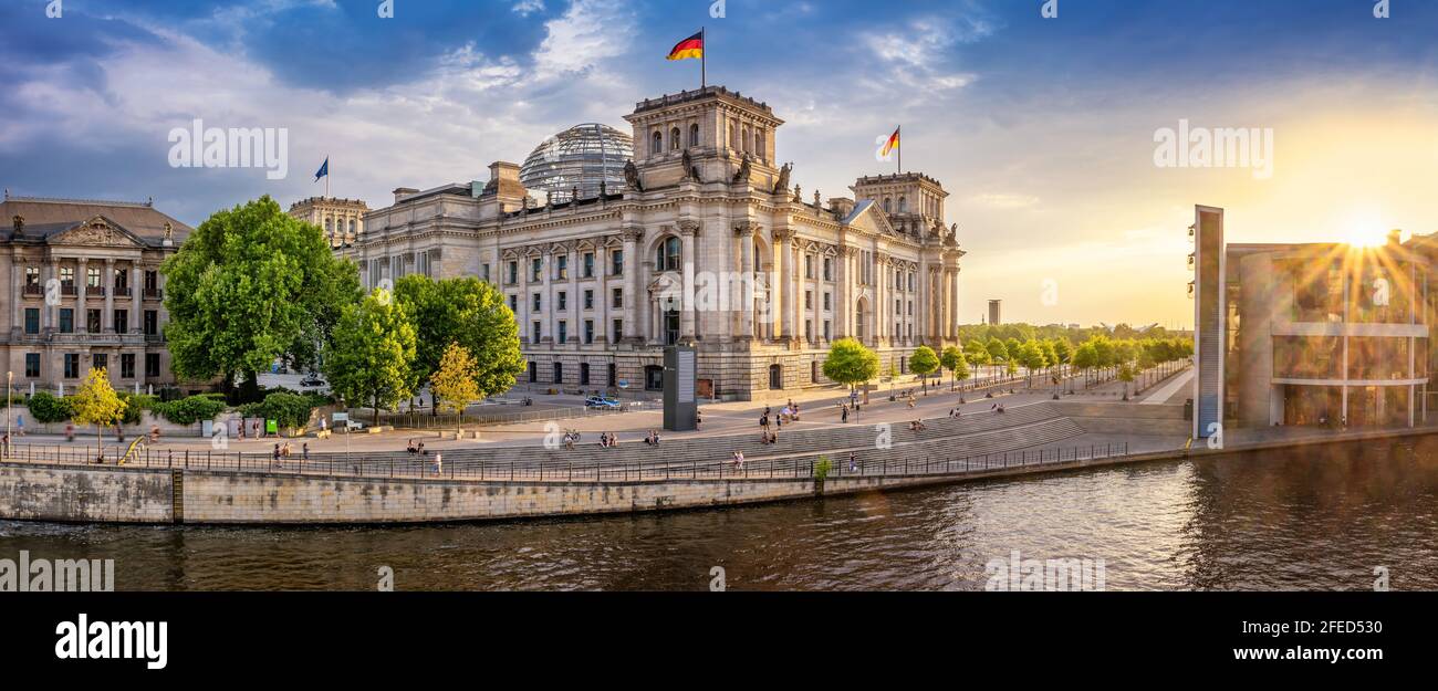 il famoso edificio reichstag a berlino, in germania Foto Stock