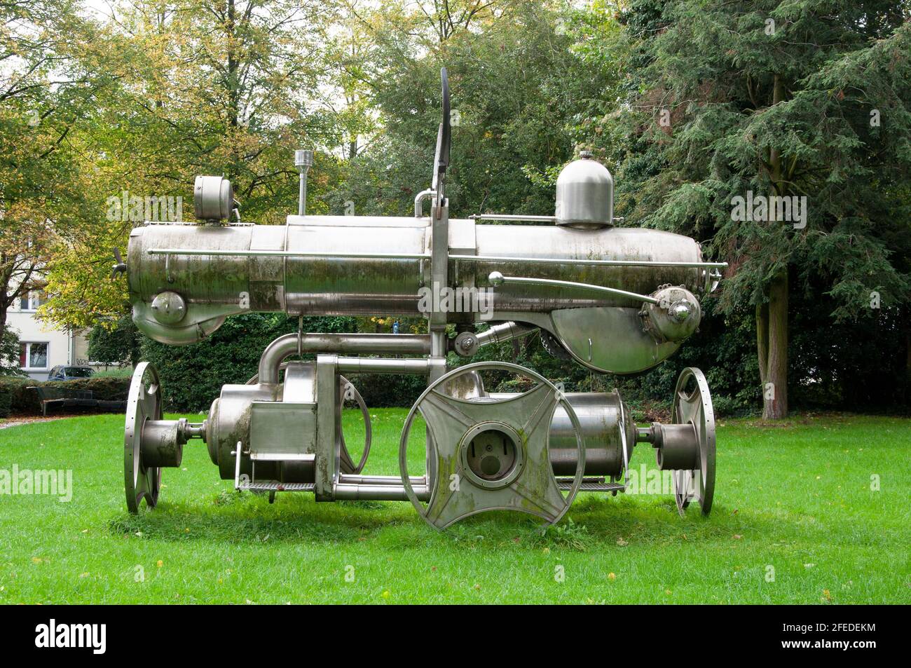 AQUISGRANA, GERMANIA. 04 OTTOBRE 2020. Locomotiva realizzata in rottami di acciaio inossidabile da Albert Sous, presentata nel 1983 di fronte alla stazione ovest di Republikpla Foto Stock