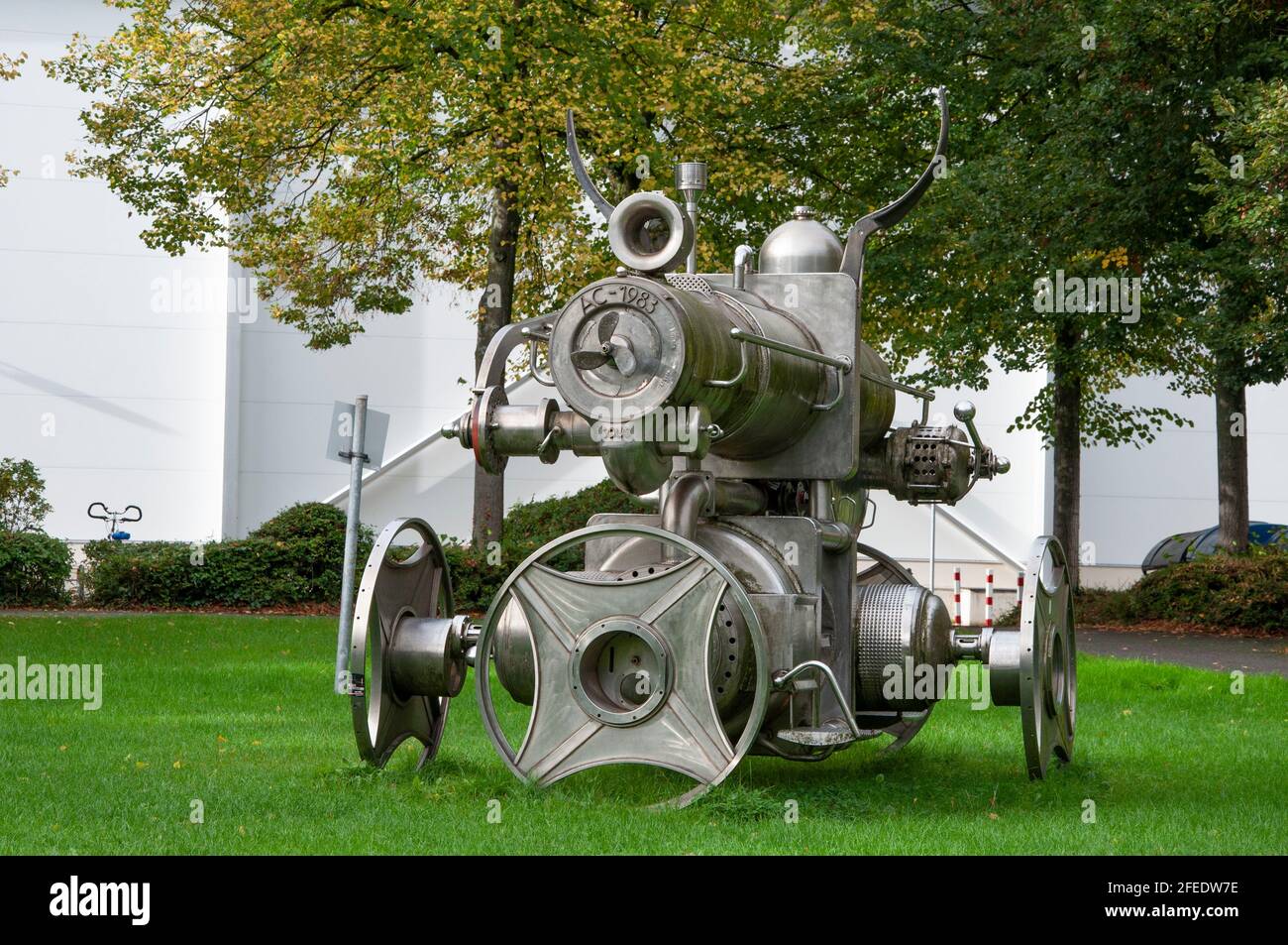 AQUISGRANA, GERMANIA. 04 OTTOBRE 2020. Locomotiva realizzata in rottami di acciaio inossidabile da Albert Sous, presentata nel 1983 di fronte alla stazione ovest di Republikpla Foto Stock