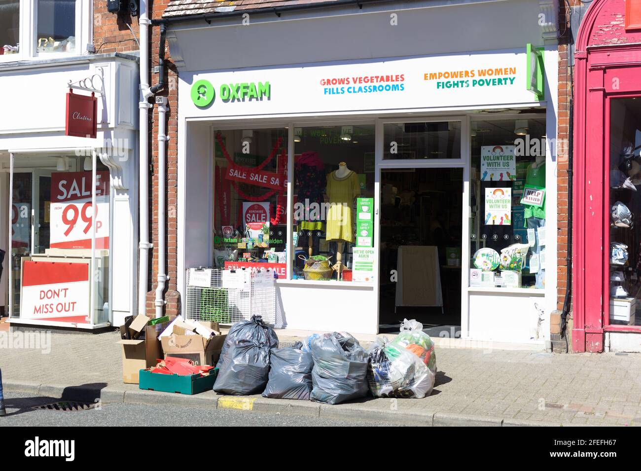 Vista delle donazioni di borse di beneficenza al di fuori del negozio Oxfam Charity, Saffron Walden, Essex, Gran Bretagna Foto Stock