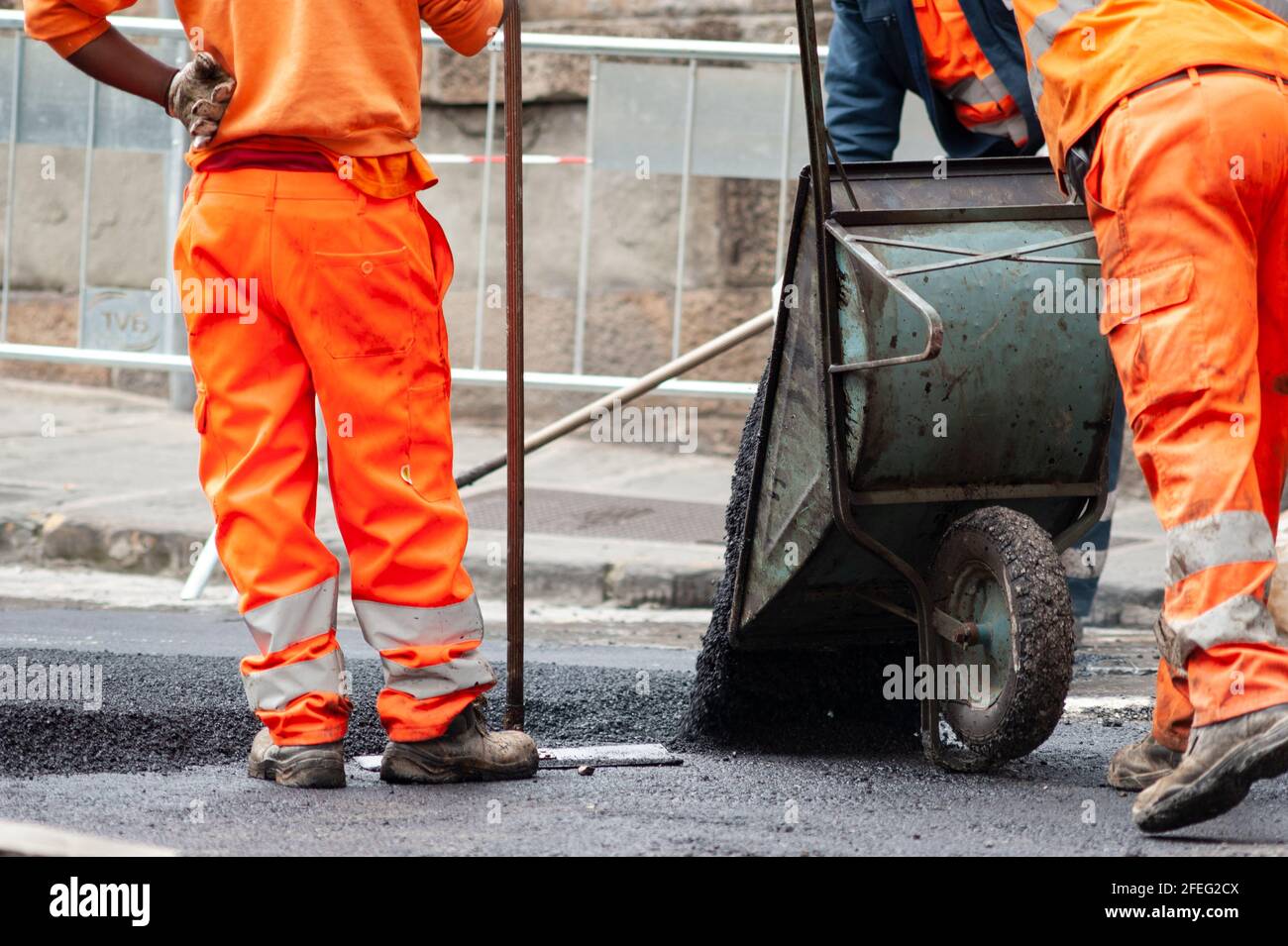 Uomo al lavoro durante l'offuscamento delle strade della città Foto Stock