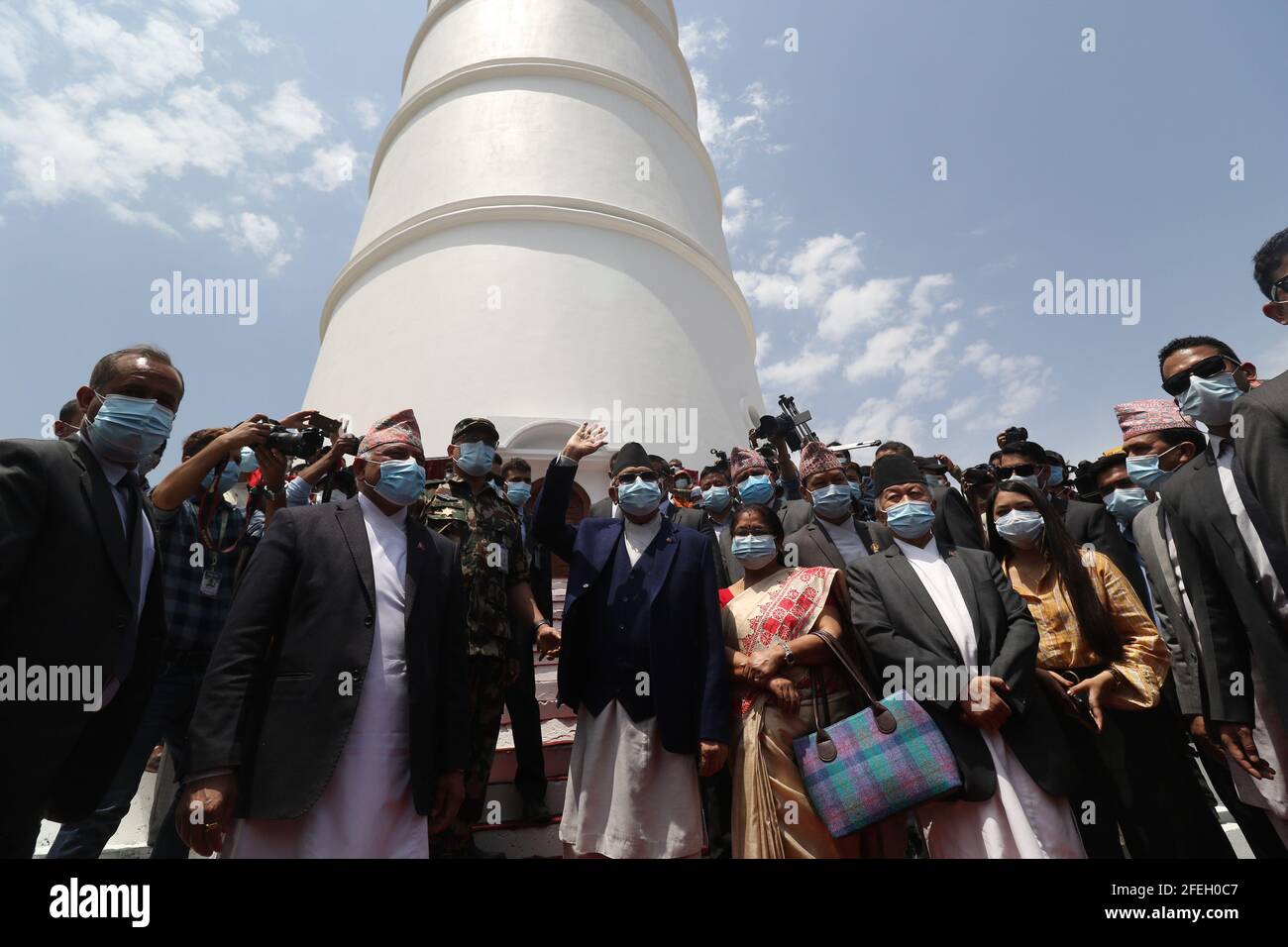 Kathmandu, NE, Nepal. 24 Apr 2021. Il primo ministro del Nepal KP Sharma oli inaugura una replica della storica torre di Dharahara, crollata nel terremoto del 2015, a Kathmandu, Nepal, il 24 aprile 2021. Credit: Aryan Dhimal/ZUMA Wire/Alamy Live News Foto Stock