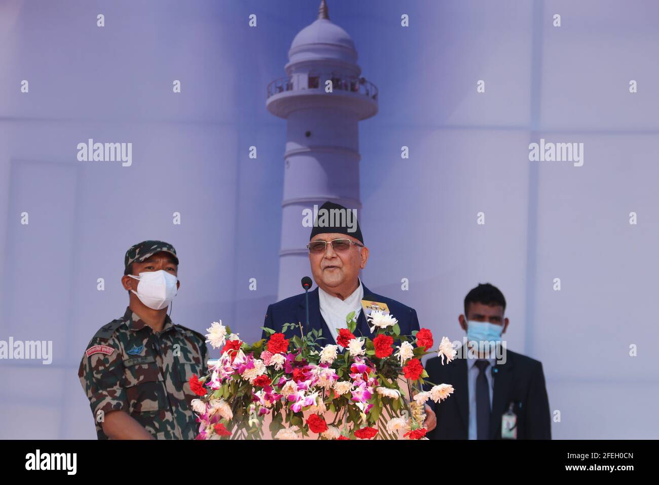 Kathmandu, NE, Nepal. 24 Apr 2021. Il primo ministro del Nepal KP Sharma oli inaugura una replica della storica torre di Dharahara, crollata nel terremoto del 2015, a Kathmandu, Nepal, il 24 aprile 2021. Credit: Aryan Dhimal/ZUMA Wire/Alamy Live News Foto Stock