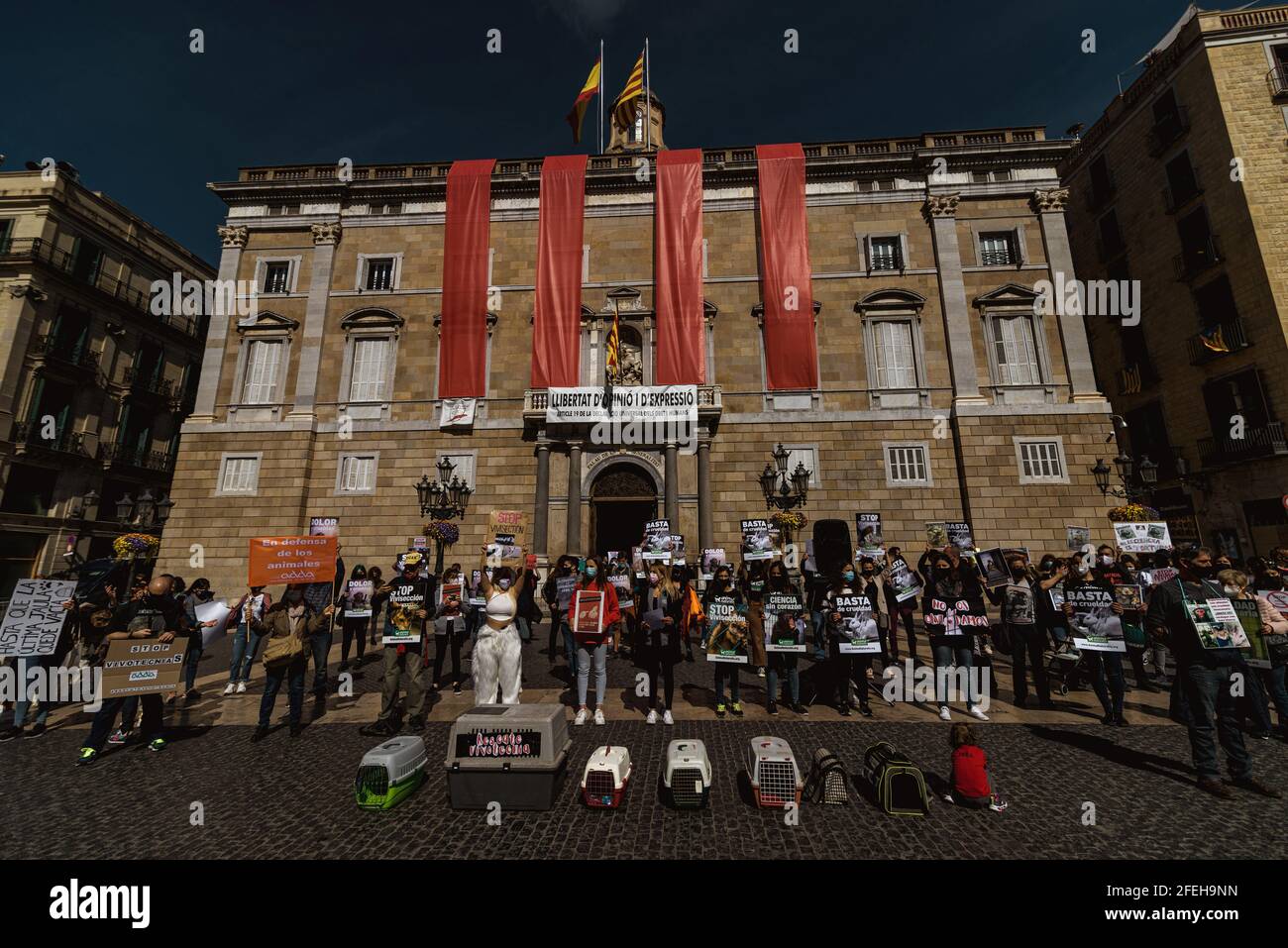 Barcellona, Spagna. 24 Apr 2021. Gli attivisti hanno dei cartelli che chiedono la chiusura del laboratorio di sperimentazione animale 'vivotecnia' durante una protesta per i diritti degli animali in scena a Barcellona Credit: Matthias Oesterle/Alamy Live News Foto Stock