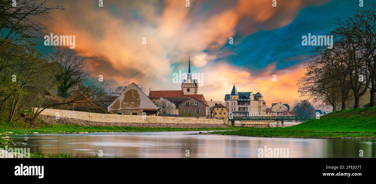 Castello medievale vicino al fiume in una piccola città europea Foto Stock