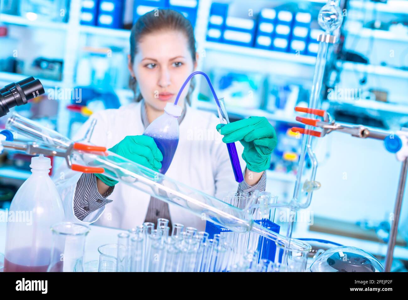 Giovane donna in un laboratorio farmacologico. Sviluppo e ricerca di farmaci antiallergici Foto Stock