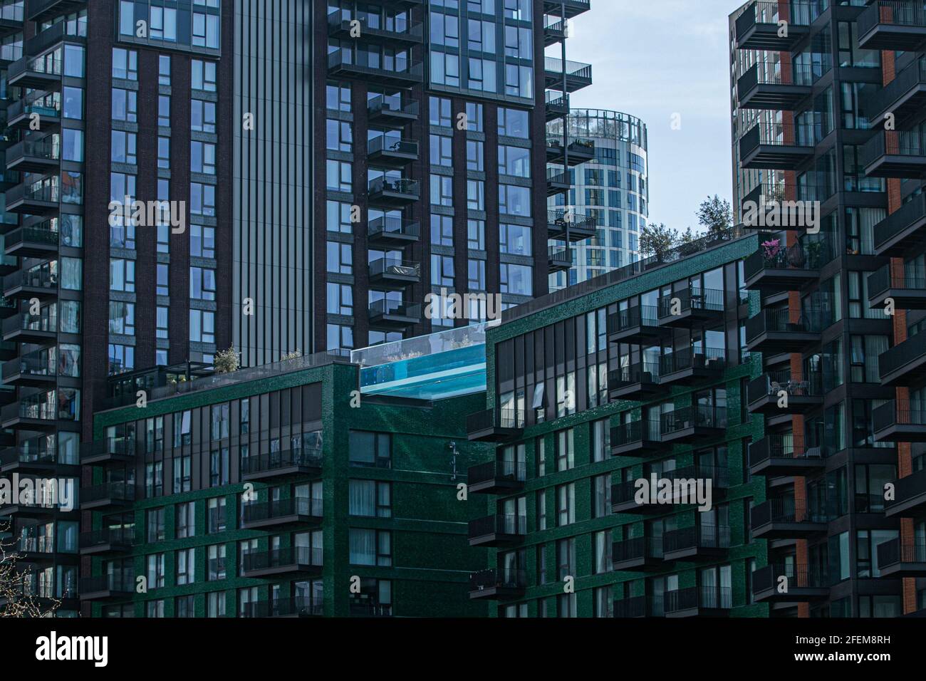 LONDRA, REGNO UNITO. 24 aprile 2021. La prima Sky pool del mondo, che si estende per 25 metri e si sviluppa su 10 piani tra due edifici residenziali, è stata sviluppata da EcoWorld Ballymore vicino a Embassy Gardens nel sud-ovest di Londra ed è aperta ai residenti dal 19 maggio 2021. Credit amer Ghazzal/Alamy Live News Foto Stock