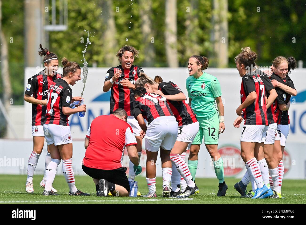 Mialn, Italia. 24 Apr 2021. Milano festeggia la vittoria dopo le semifinali della Coppa Italia seconda tappa tra AC Milan e FC Internazionale al centro sportivo Vismara (Milano), Italy Credit: SPP Sport Press Photo. /Alamy Live News Foto Stock