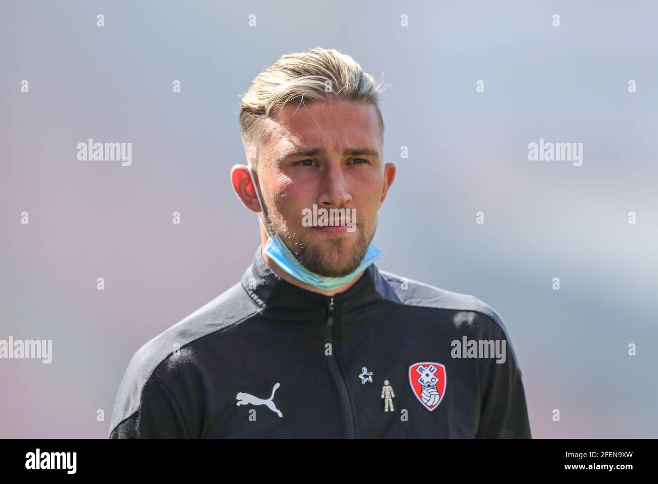 Angus MacDonald n. 21 di Rotherham United arriva a Oakwell Foto Stock