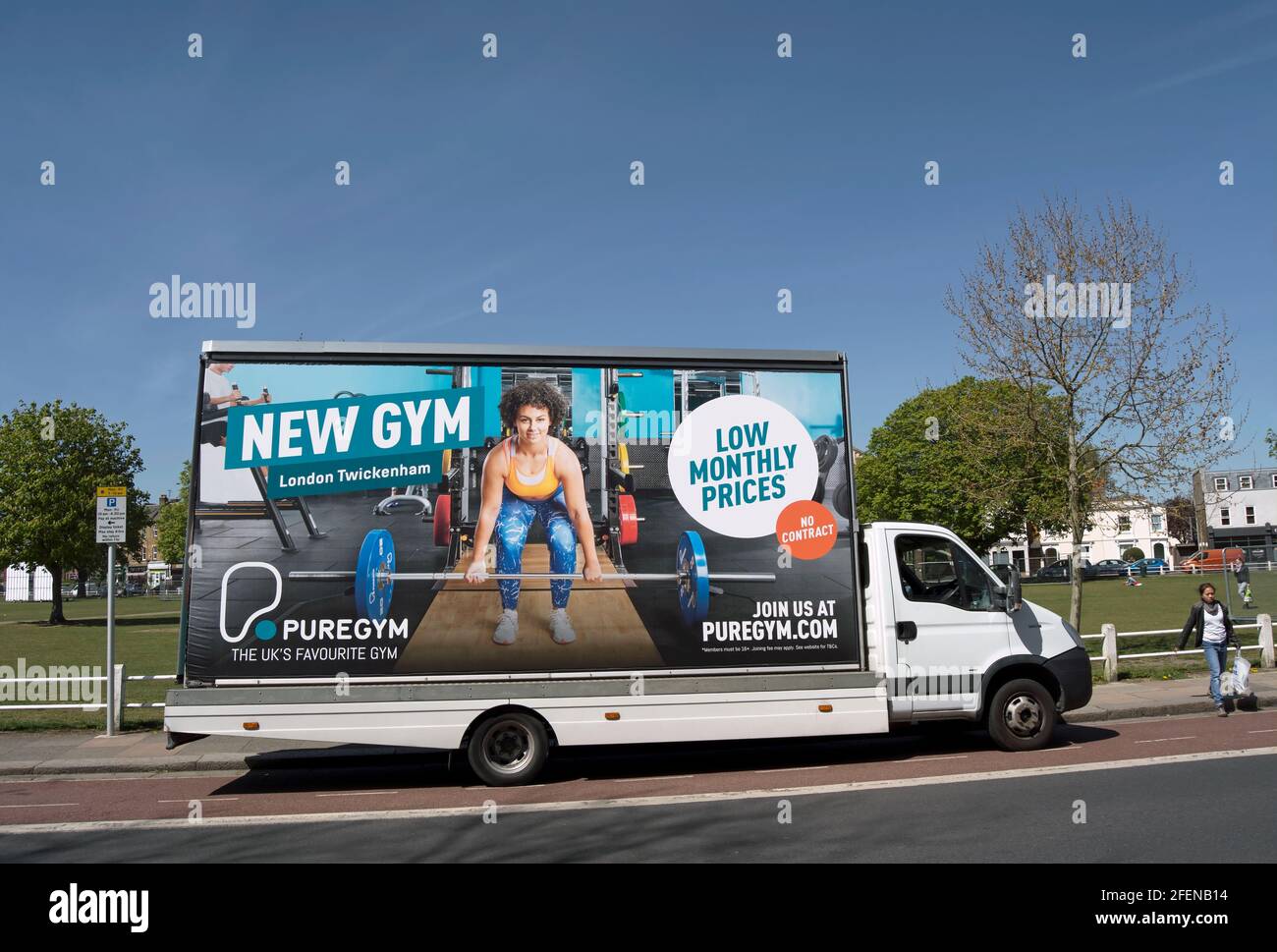 camion che pubblicizzano una nuova filiale di puregym a twickenham, middlesex, inghilterra Foto Stock