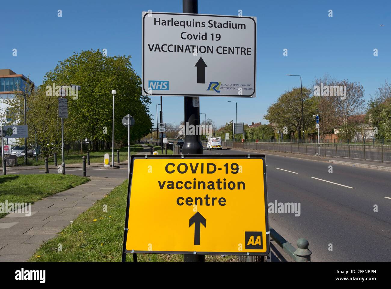 indicazioni per un centro di vaccinazione covid-19 allo stadio harlequins, o il twickenham stoop, twickenham, middlesex, inghilterra Foto Stock