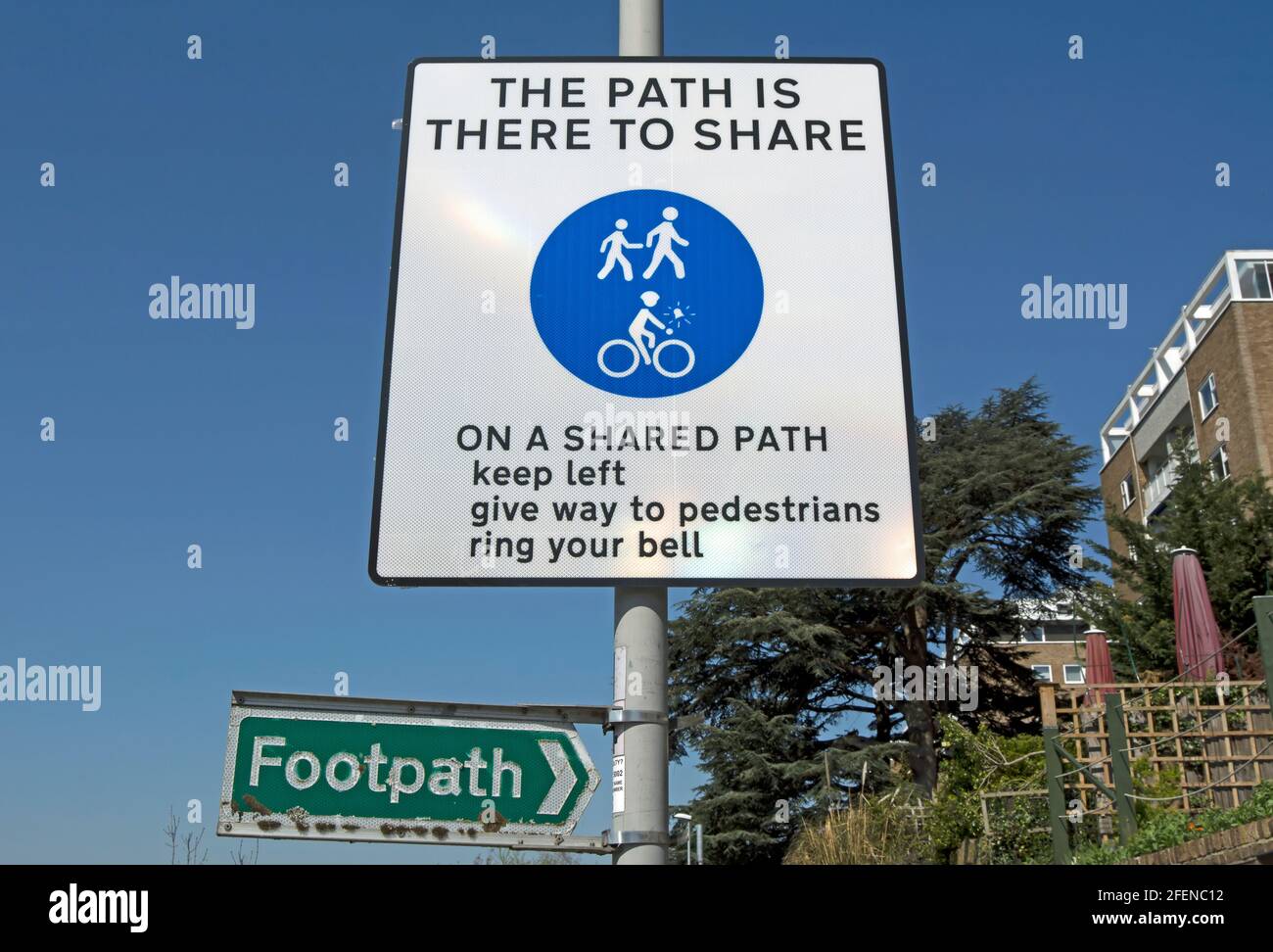 cartello che indica un percorso condiviso per pedoni e ciclisti a kingston upon thames, surrey, inghilterra, sopra un cartello del sentiero Foto Stock