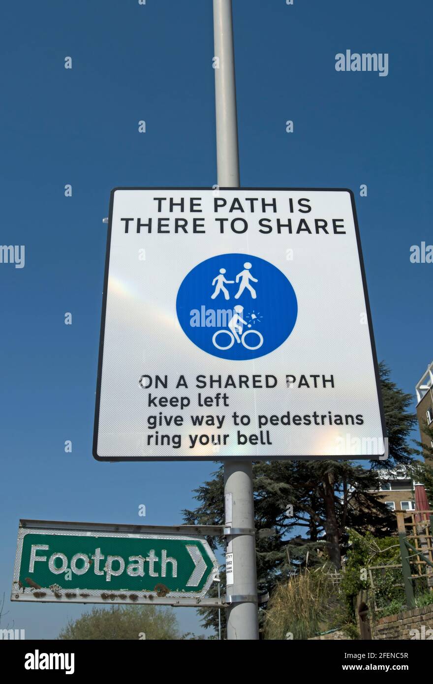 cartello che indica un percorso condiviso per pedoni e ciclisti a kingston upon thames, surrey, inghilterra, sopra un cartello del sentiero Foto Stock