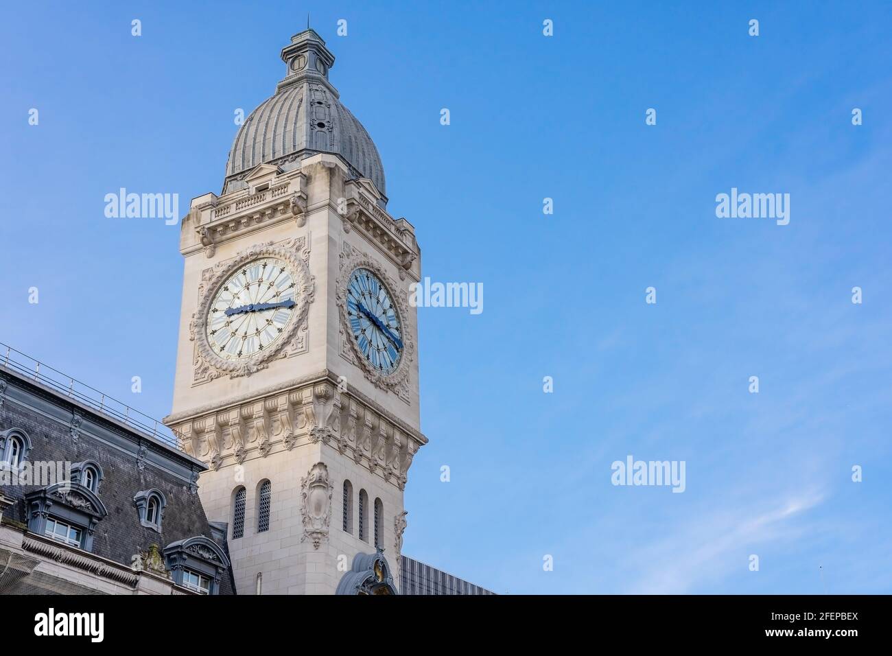 Torre dell'Orologio della Stazione Gare de Lyon- è una delle più antiche e più belle stazioni ferroviarie di Parigi, stazione ferroviaria principale, edificio i Foto Stock