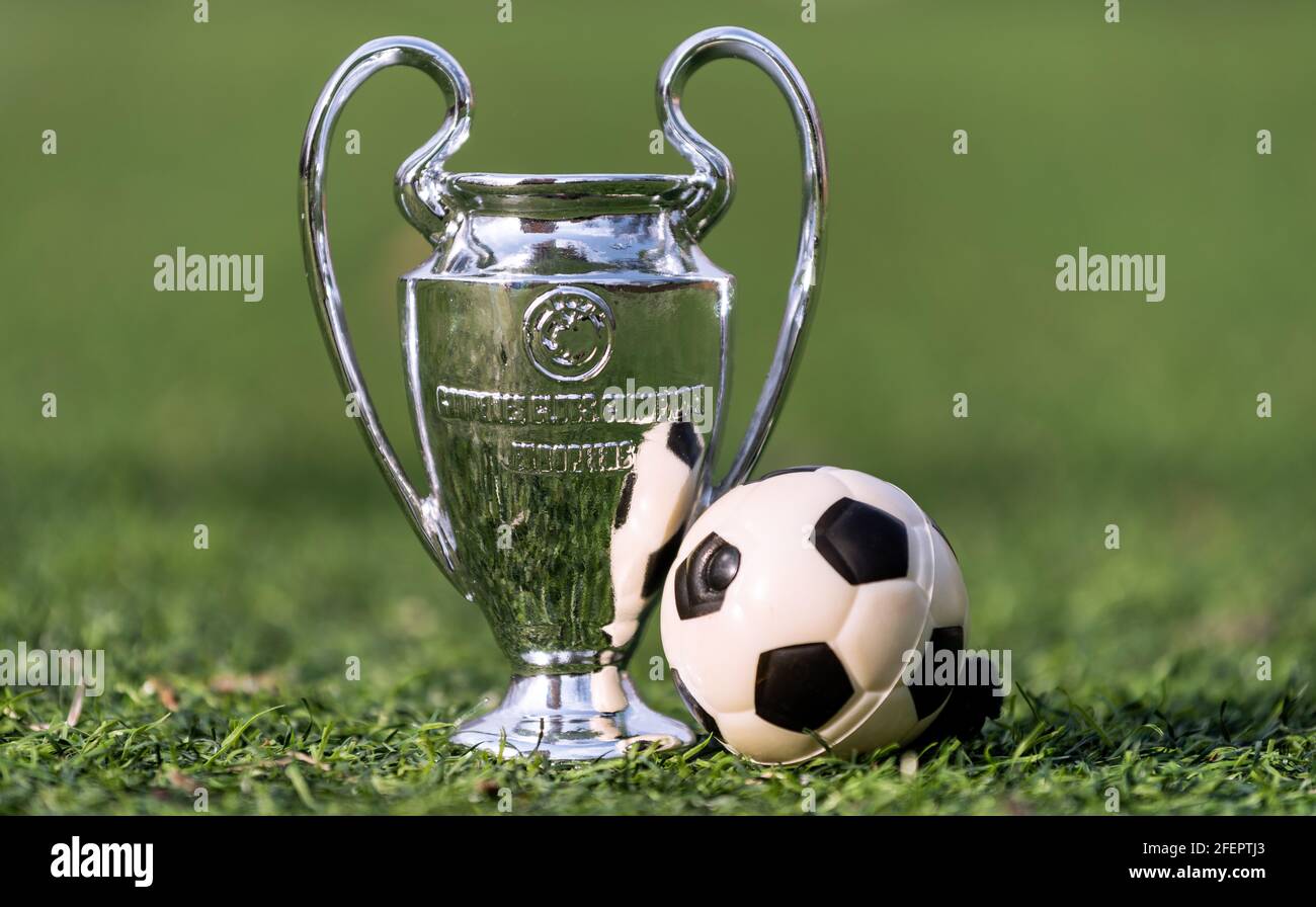 16 aprile 2021 Mosca, Russia. La UEFA Champions League Cup sull'erba verde del prato. Foto Stock