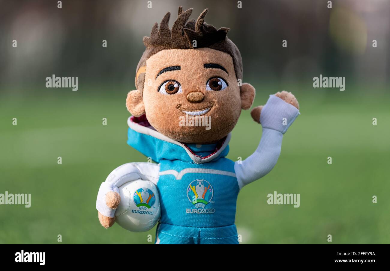 16 aprile 2021 Mosca, Russia. Mascotte giocattolo morbido del Campionato europeo di calcio 2020 Skillzy sull'erba verde del prato dello stadi di calcio Foto Stock