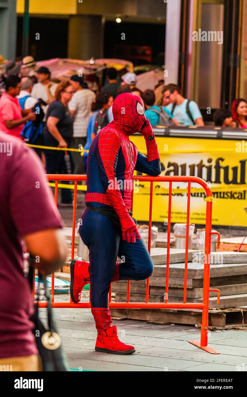 Uomo in costume Spiderman che parla al telefono Times Square Foto Stock