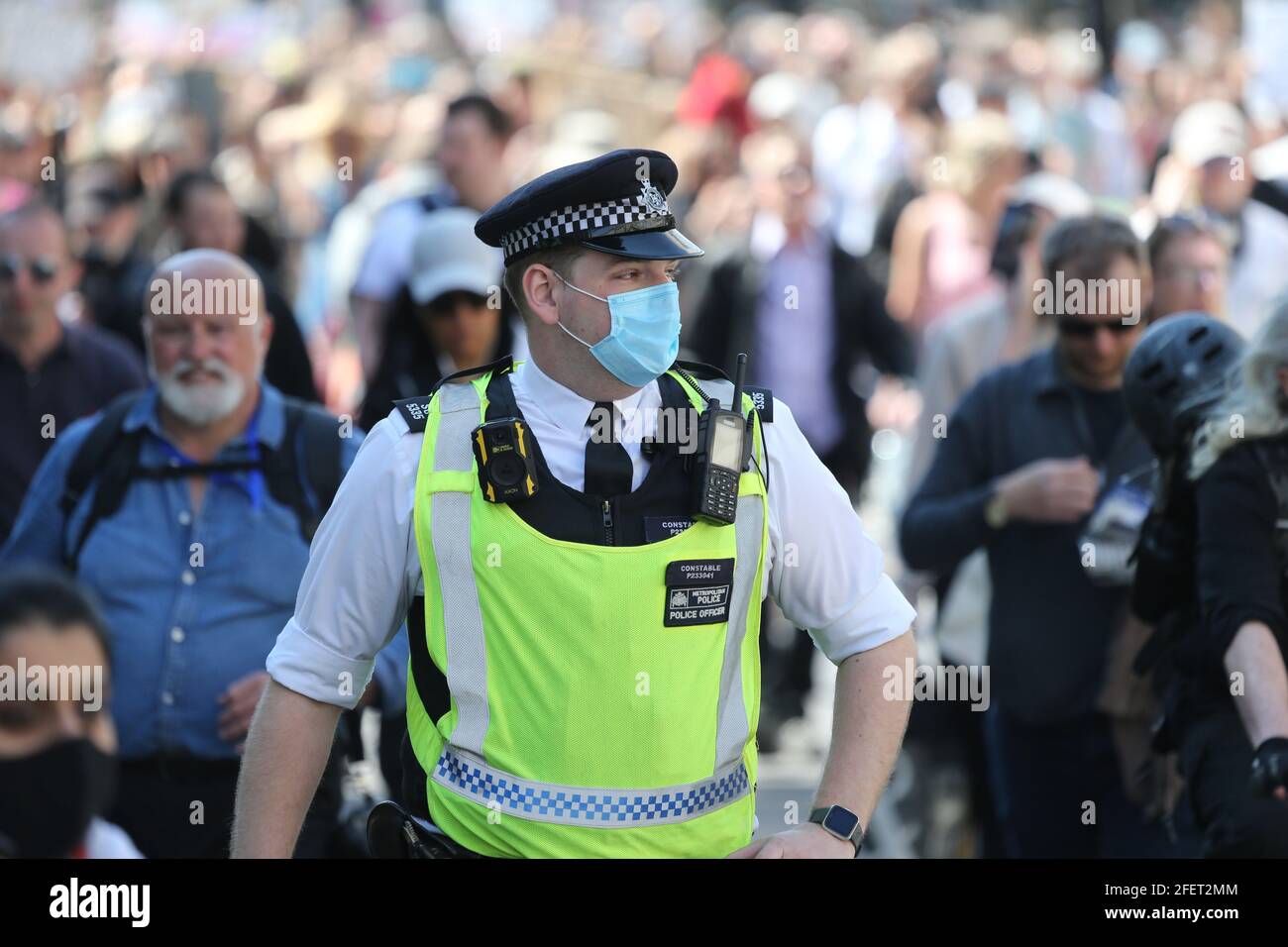 24 aprile 2021, Londra, Inghilterra, Regno Unito: Migliaia di persone hanno marciato su Oxford Street di Londonâ€™in Unite per la libertà protesta contro le restrizioni del coronavirus nel Regno Unito. I manifestanti portavano cartelli contro il blocco, le maschere e i vaccini. (Immagine di credito: © Tayfun Salci/ZUMA Wire) Foto Stock