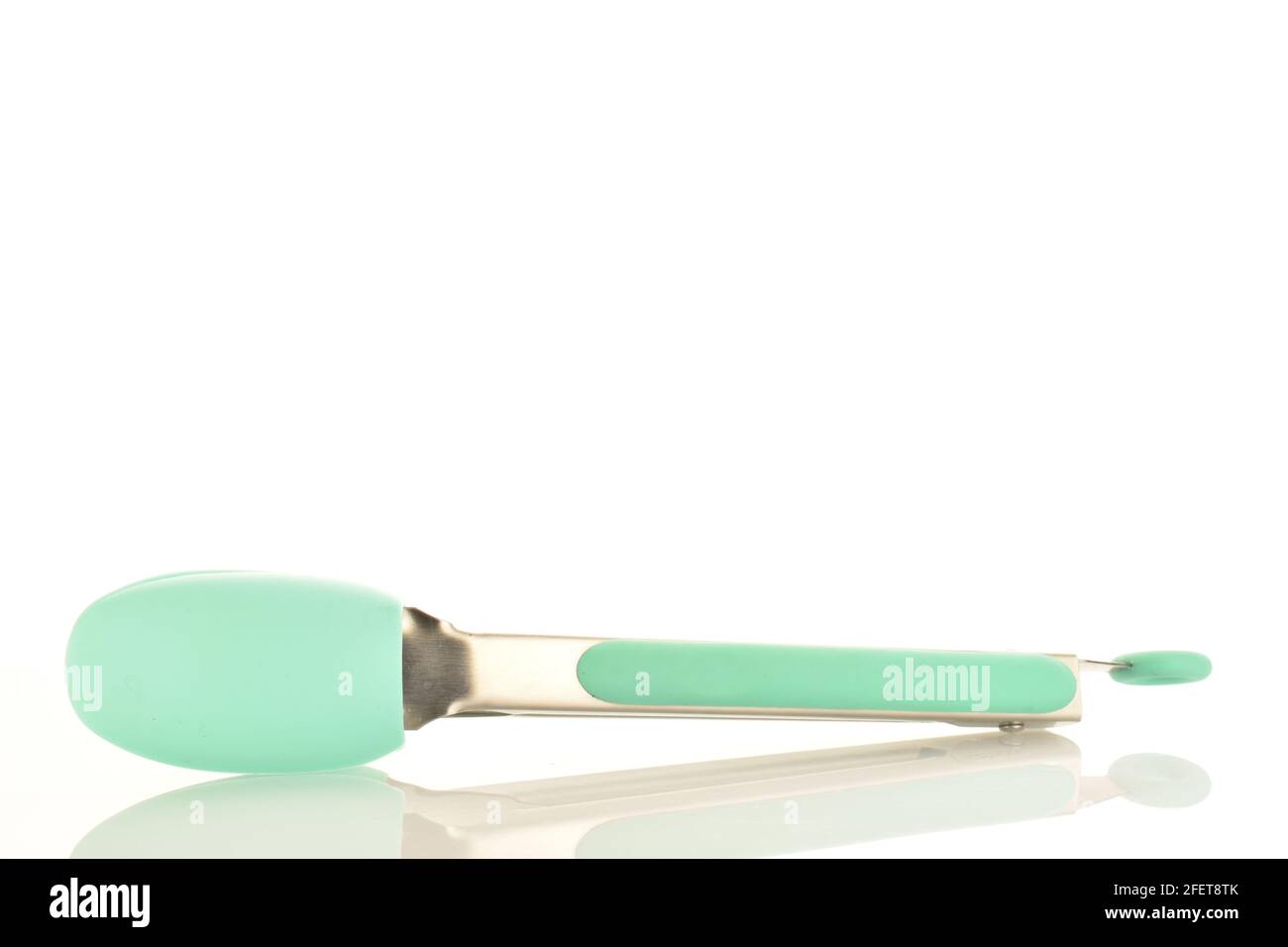 Pinze metalliche in plastica per la cucina, isolate in primo piano su bianco. Foto Stock