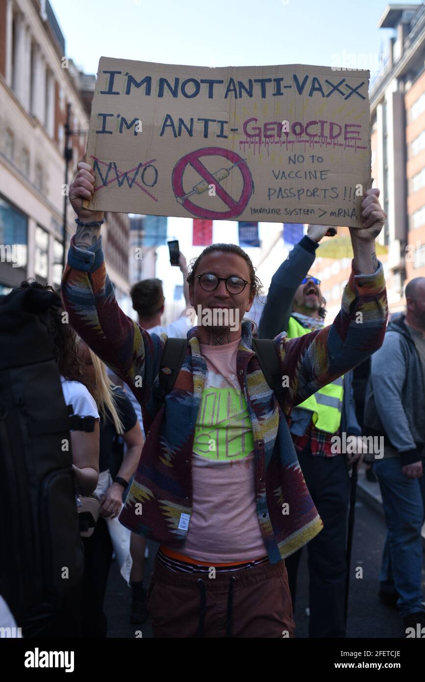 Londra, Regno Unito. 24 Apr 2021. Protesta 'Unisci per la libertà'. I manifestanti si sono riuniti nel centro di Londra da tutto il Regno Unito contro i passaporti di salute e il vaccino COVID. Credit: Andrea Domeniconi/Alamy Live News Foto Stock