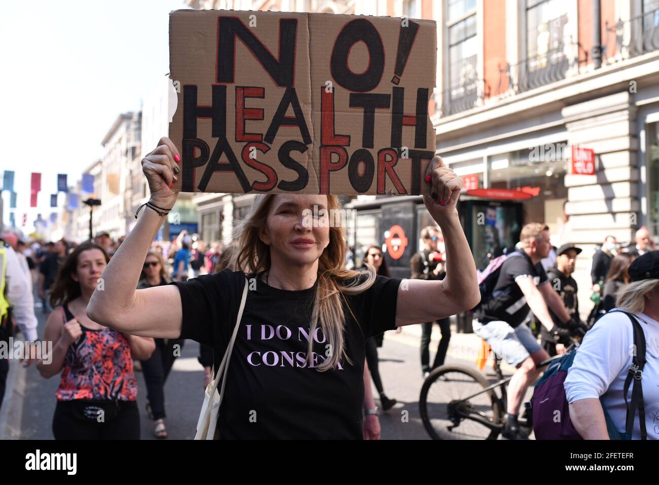 Londra, Regno Unito. 24 Apr 2021. Protesta 'Unisci per la libertà'. I manifestanti si sono riuniti nel centro di Londra da tutto il Regno Unito contro i passaporti di salute e il vaccino COVID. Credit: Andrea Domeniconi/Alamy Live News Foto Stock