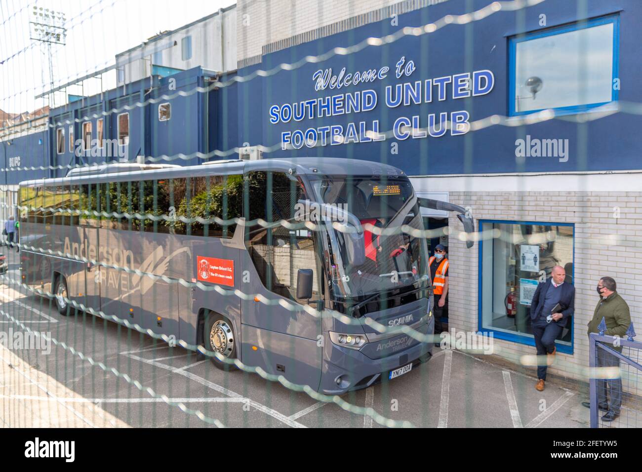 Southend-on-Sea, Regno Unito. 24 Apr 2021. Il team Leyton Orient arriva a Roots Hall per il gioco. I sostenitori di Southend United protestano fuori Roots Hall prima del gioco League 2 con Leyton Orient. Molti sostenitori sono sconvoluti con l'attuale proprietario Ron Martin, che è stato presidente del Southend United Football Club dal 2000. Il club fa parte della Football League da quando sono stati ammessi per la prima volta nel 1920. Penelope Barritt/Alamy Live News Foto Stock