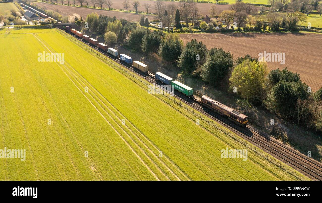 Il treno merci intermodale si allontana dalle banchine di Felixstowe Foto Stock