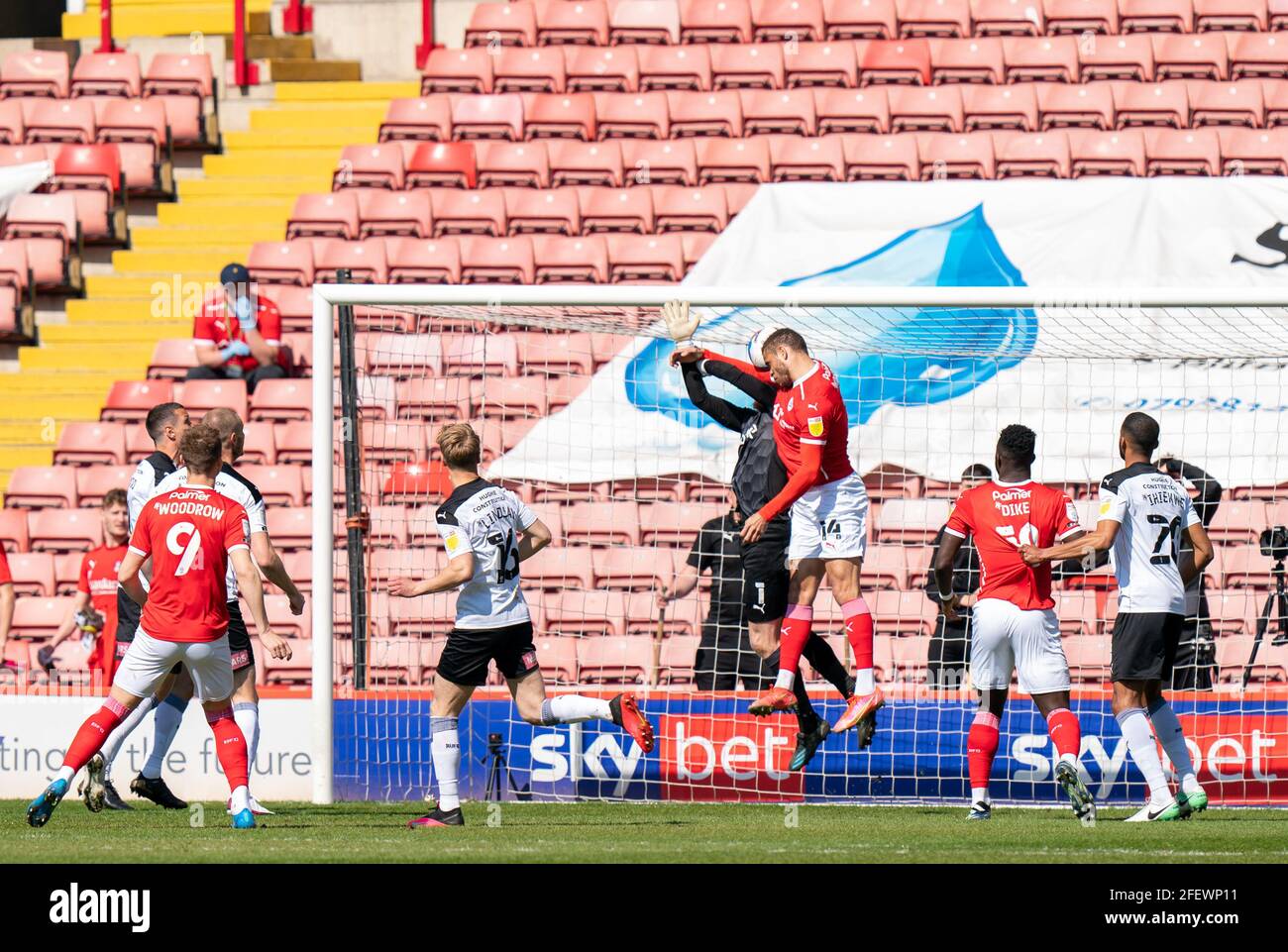 24 aprile 2021, Oakwell Stadium, Barnsley, Yorkshire, Inghilterra; Campionato di calcio della Lega inglese, Barnsley FC contro Rotherham United; Carlton Morris di Barnsley segna nel secondo minuto per renderlo 1-0 Foto Stock