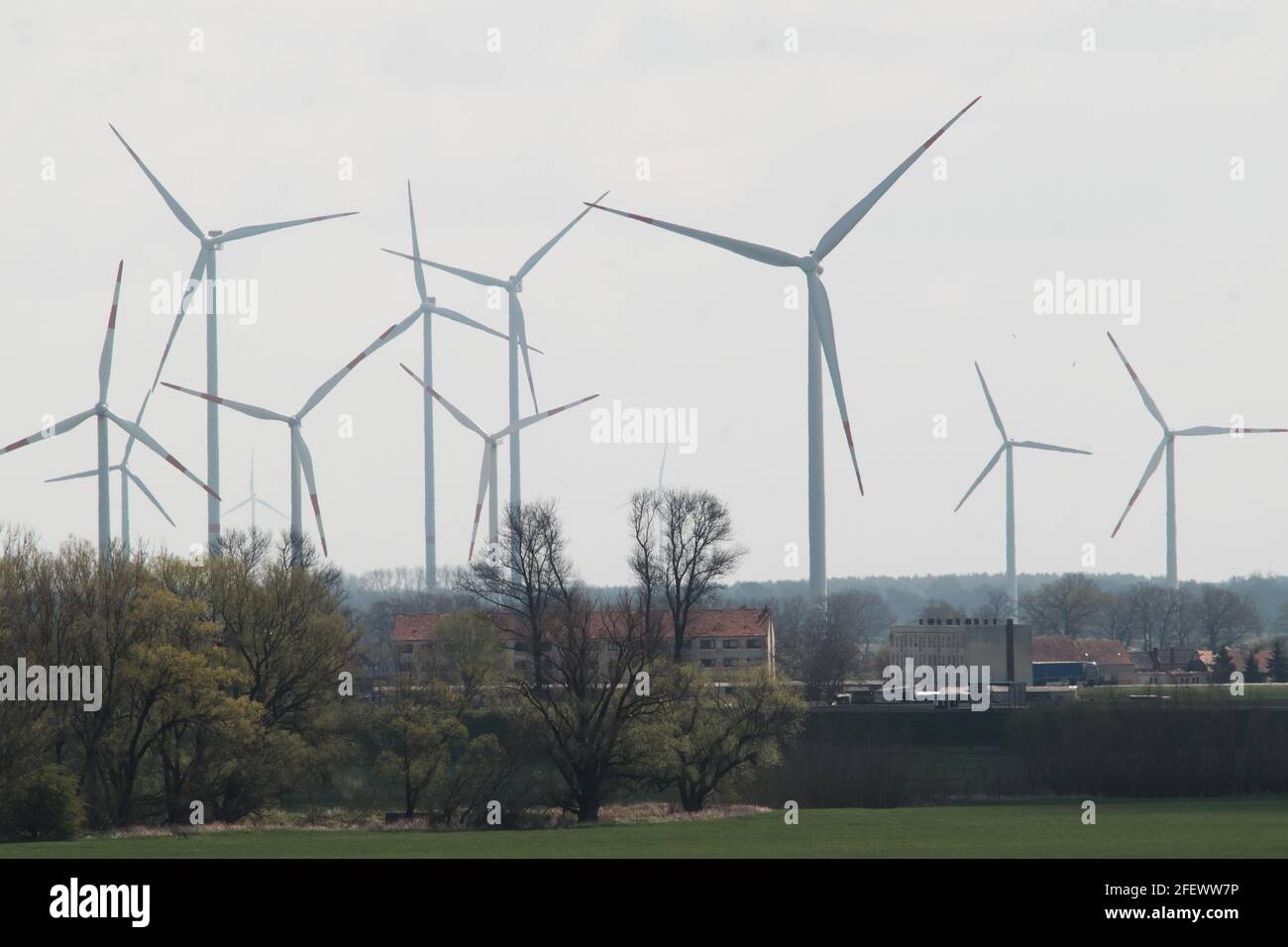 Windpower e Housing: Fischbeck vicino Tangermünde, Germania. 2021 Foto Stock
