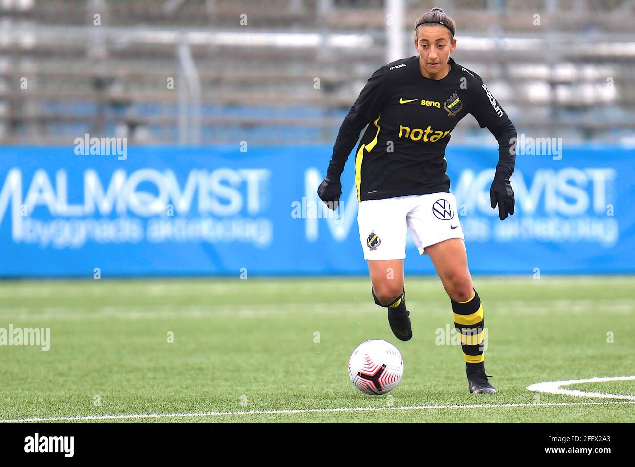 Stoccolma, Svezia. 24 Apr 2021. Rosa Kafaji (9 AIK) controlla la palla  durante il gioco nella Lega svedese OBOS Damallsvenskan il 24 aprile 2021  tra AIK e Linkopings FC a Skytteholms IP