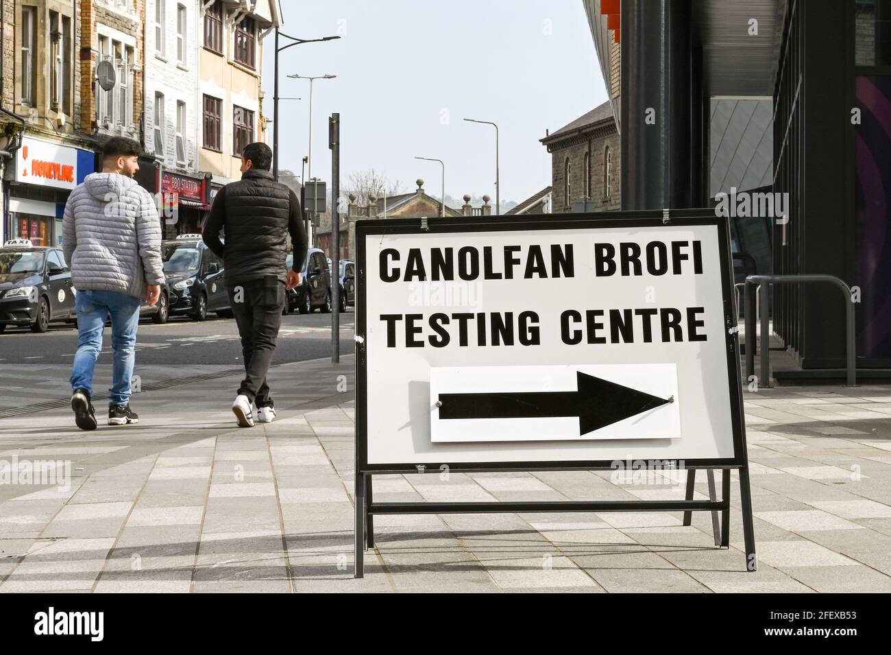 Pontypridd, Galles - Aprile 2021: Cartello bilingue che mostra la strada per un centro di test del coronavirus nel centro di Pontypridd Foto Stock