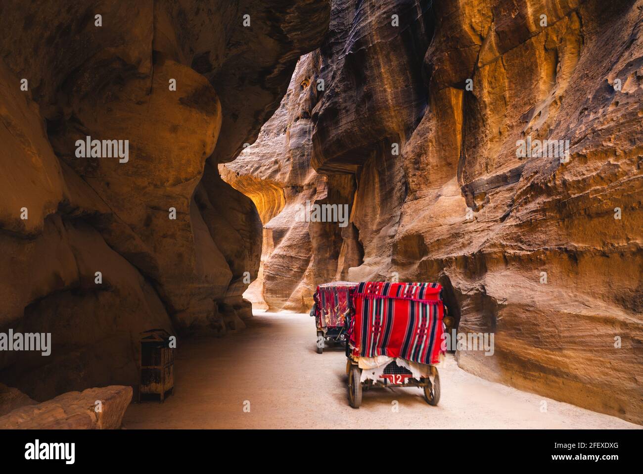 Carrozza a cavallo attraverso il Siq, ingresso principale di Petra in Giordania. Foto Stock