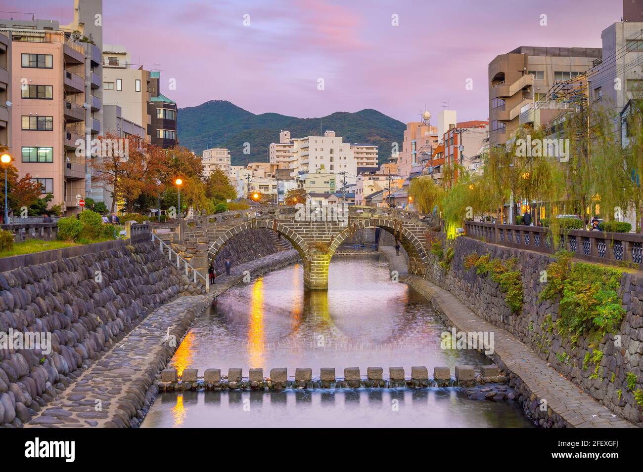 Nagasaki City Downtown skyline città con Megane Spectacles Bridge in Kyushu Giappone Foto Stock