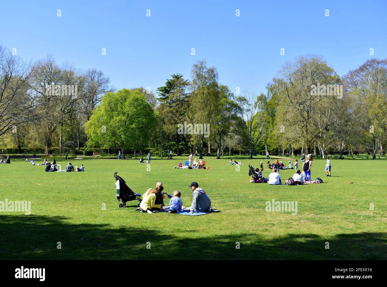 Le persone che godono del sole primaverile a Bute Park, Cardiff, Galles Foto Stock