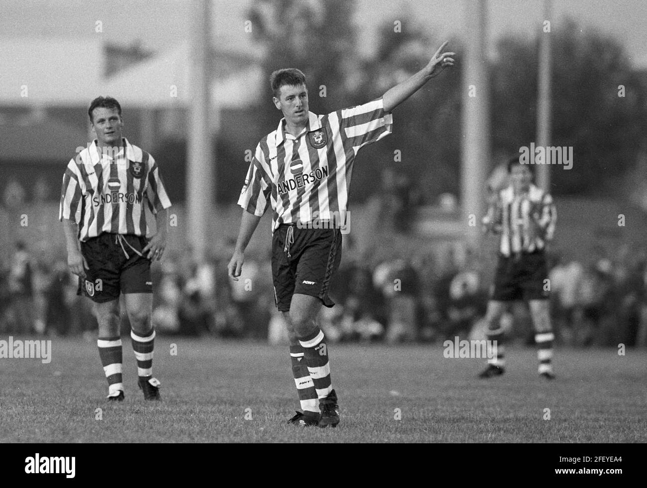 Matthew le Tissier festeggia dopo aver segnato un gol accanto a. Jim Magilton durante la partita pre-stagione del Southampton FC in Irlanda nel 1996 Foto Stock