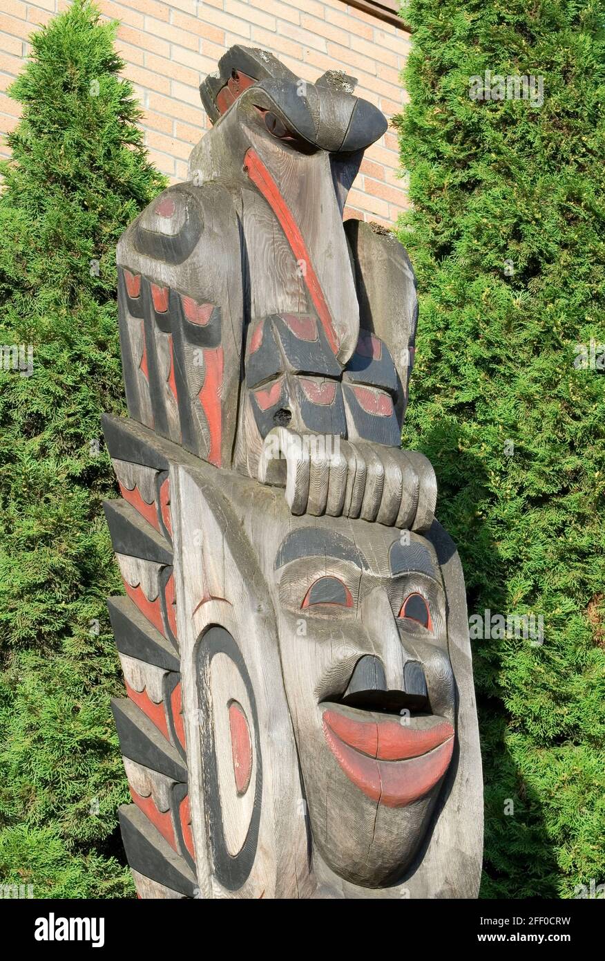 Raven sopra Eagle - Carver: Don Smith 1992. Cowichan Valley, Vancouver Island, British Columbia, Canada. Foto Stock