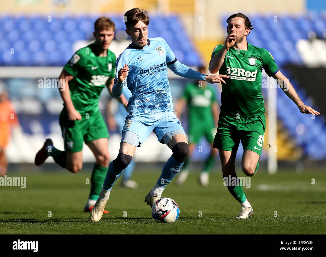 Josh Eccles di Coventry City (a sinistra) e Alan Browne di Preston North End combattono per la palla durante la partita del campionato Sky Bet al St. Andrew's Trillion Trophy Stadium di Birmingham. Data immagine: Sabato 24 aprile 2021. Foto Stock